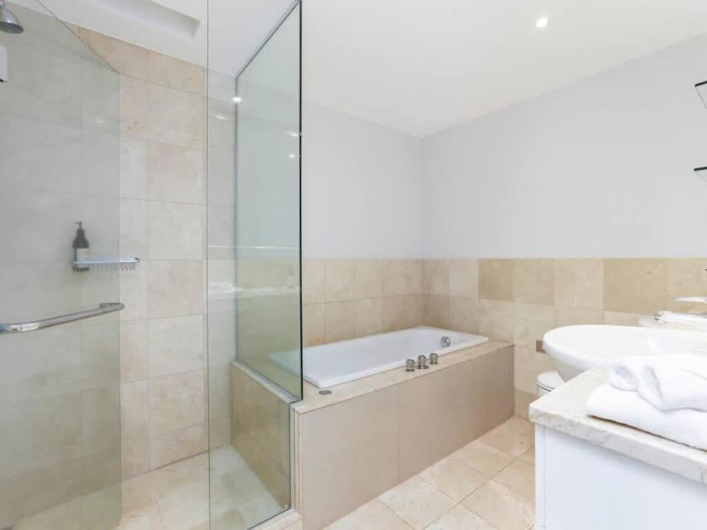 Bright One Bedroom Beauty With Balcony And Unbeatable Views Auckland Esterno foto